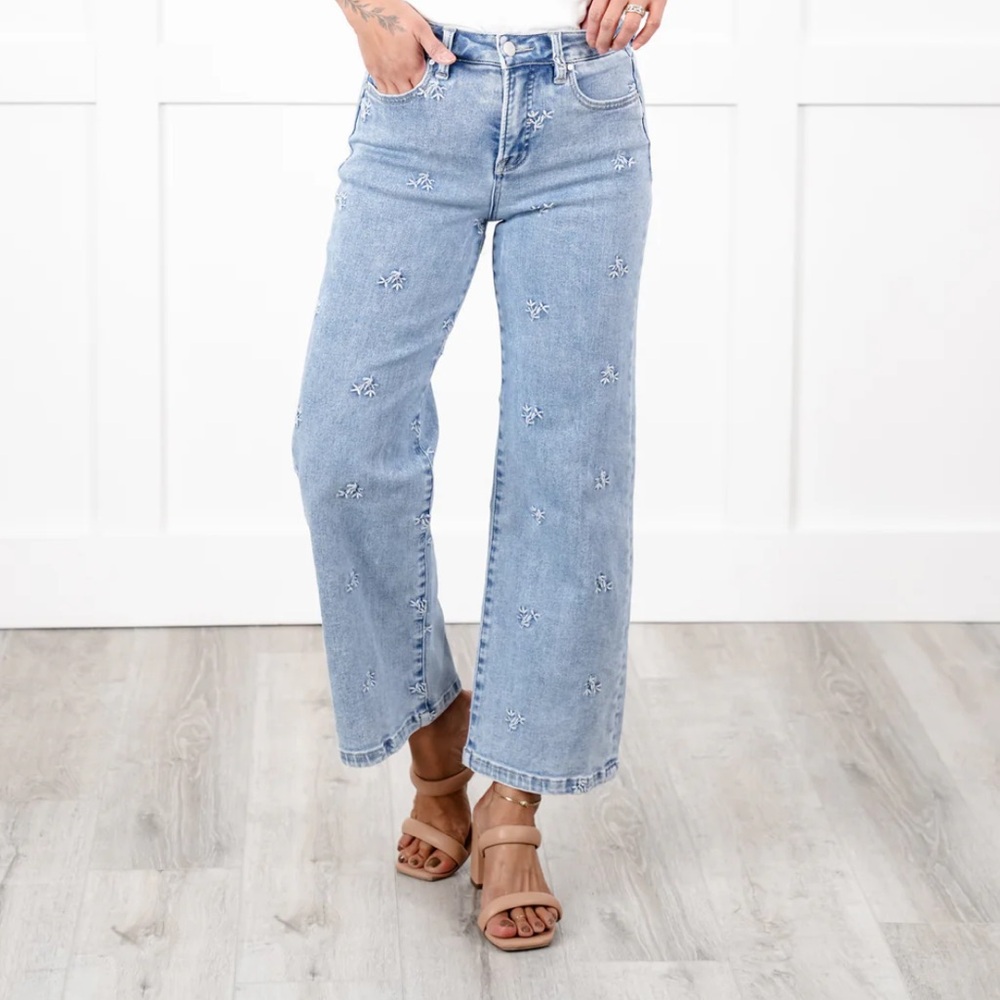 Women's Tummy Control Light Blue Embroidered Jeans Size 9